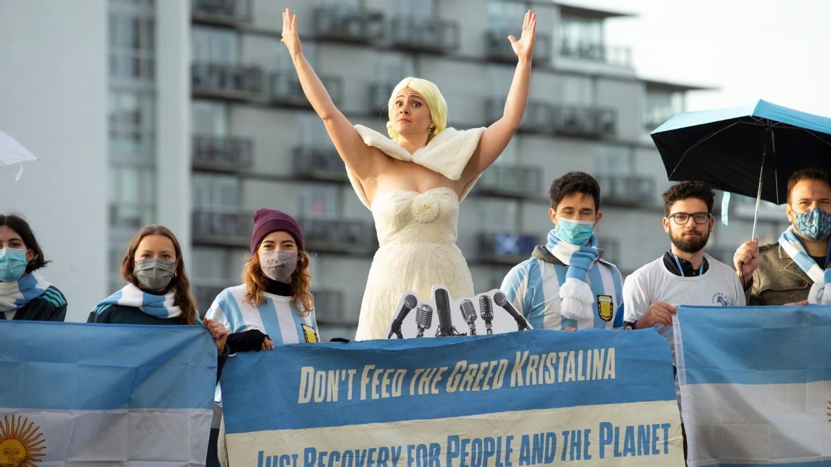 Una activista vestida como Evita levanta los brazos en una protesta llevada a cabo en Glasgow por jóvenes argentinos.