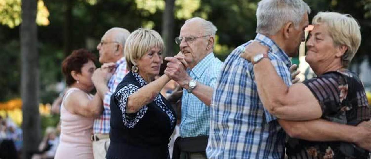 Varias parejas bailan en el paseo del Bombé.