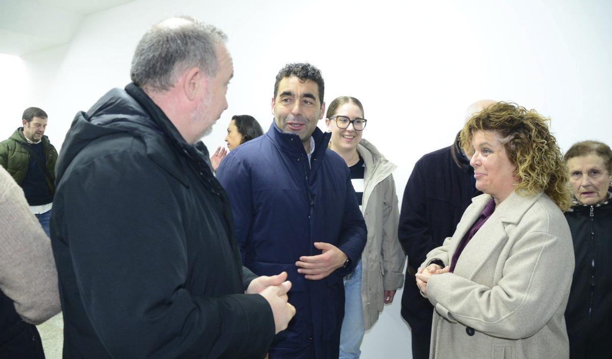 Luis Lopez (centro), ayer, con Estela Santomé y el portavoz del PP, Alfonso Piñeiro,en la sede de Moaña. | FIRMA