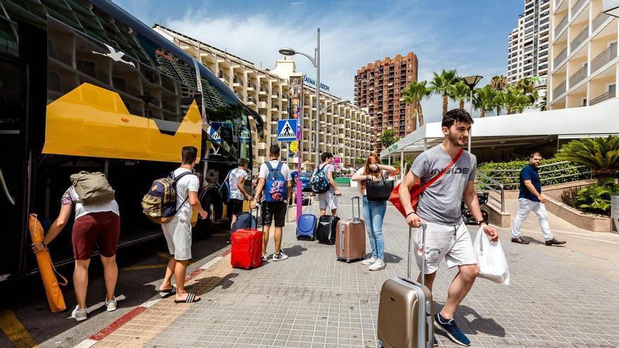 Los hoteles alicantinos rozan el lleno técnico, pero los empresarios alertan: la subida de costes se come toda la mejora