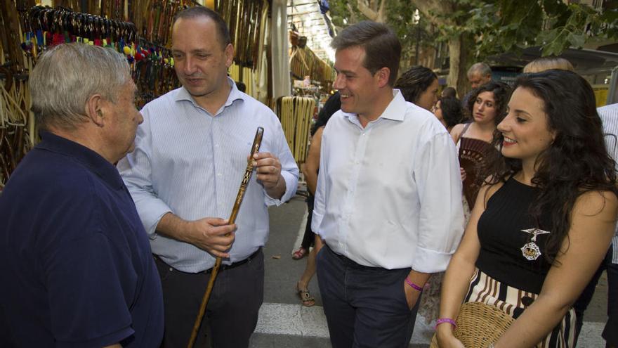 El vicepresidente Martínez Dalmau con un bastón ayer durante su visita a la Fira de Xàtiva.