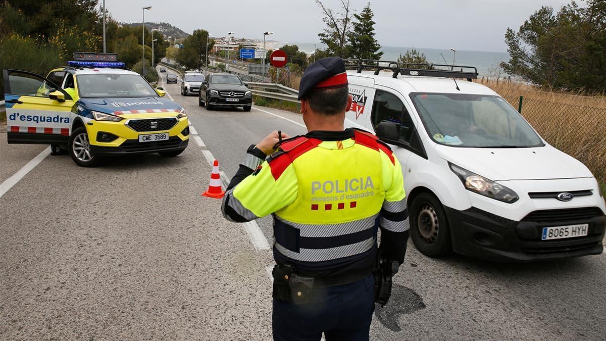 CASTELLDEFELS 09 04 2021 Control de trafico de los Mossos el dia que empieza otra vez el confinamiento comarcal  En la C-31 Km 176 5  rotonda Rat Penat        FOTO  ALVARO MONGE