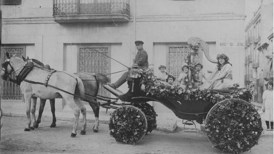 La carrossa de l&#039;Erato a la desfilada del Cos Iris del 1920-1930