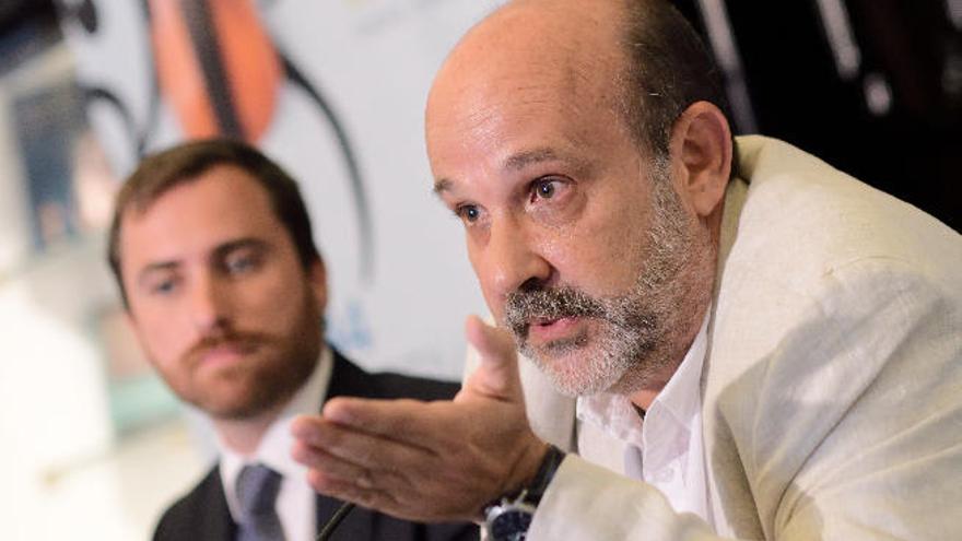 Jorge Perdigón, en primer término, junto al consejero Isaac Castellano, ayer en el Teatro Guiniguada.