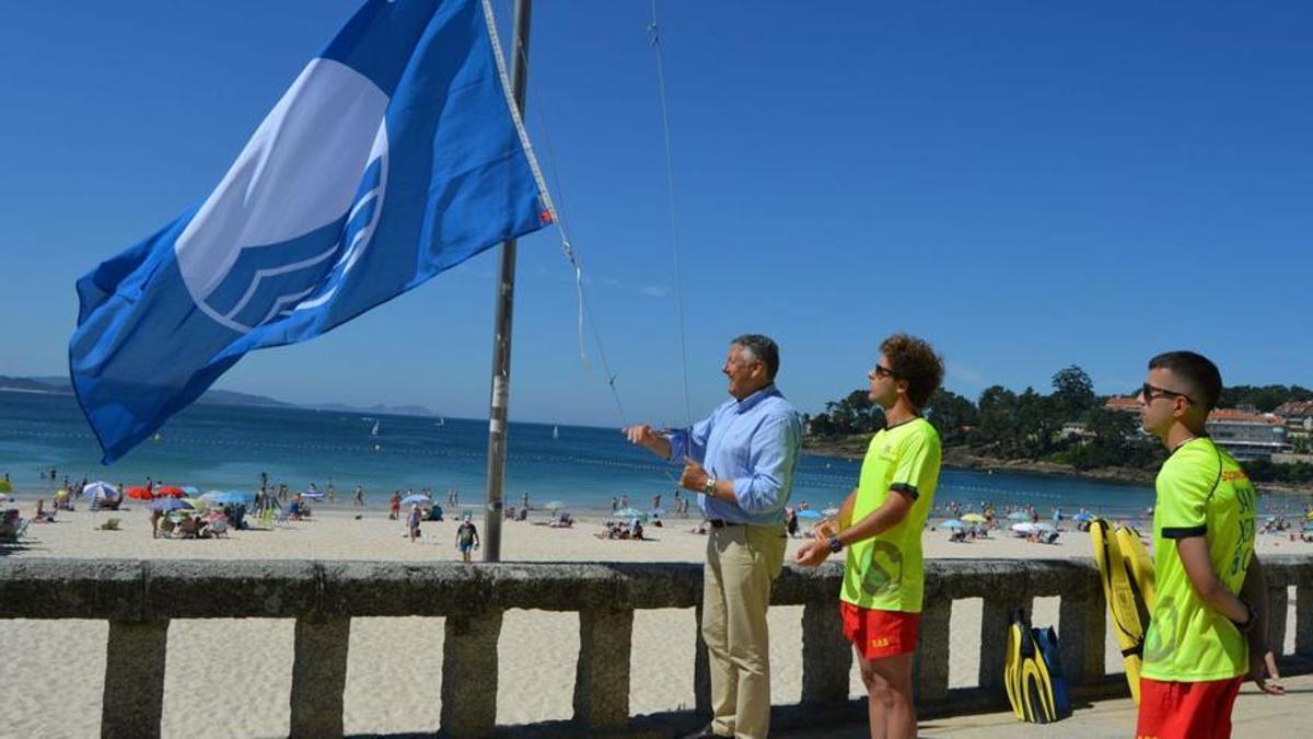 Izado de la bandera azul en la playa de Silgar de Sanxenxo
