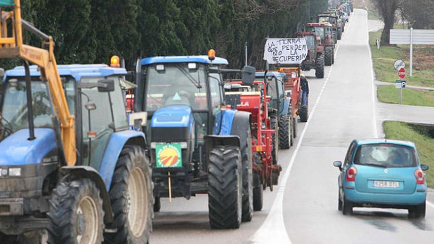 Una quarantena de tractors van fer una marxa lenta de protesta des de Gualta fins a Ullà, ahir al matí.