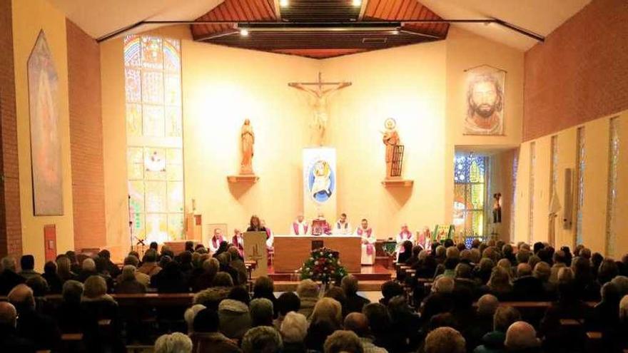 Cientos de personas en el funeral oficiado en San Lorenzo.