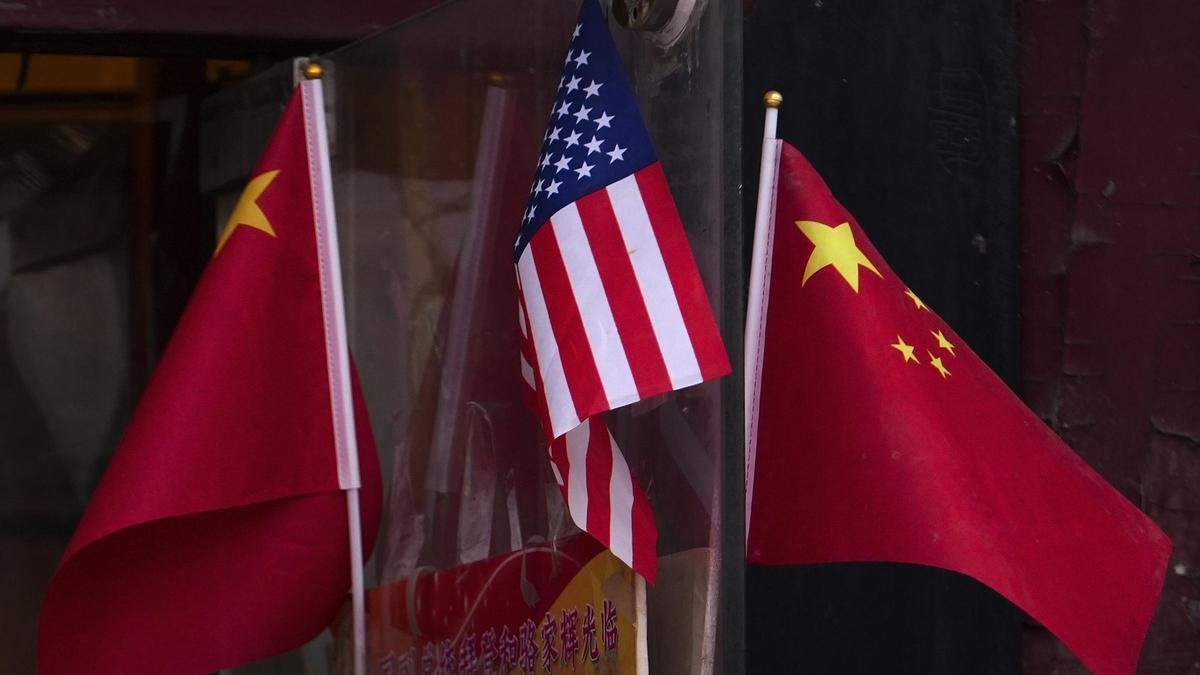 Banderas de China y Estados Unidos en una tiende de souvenirs en Pekín.