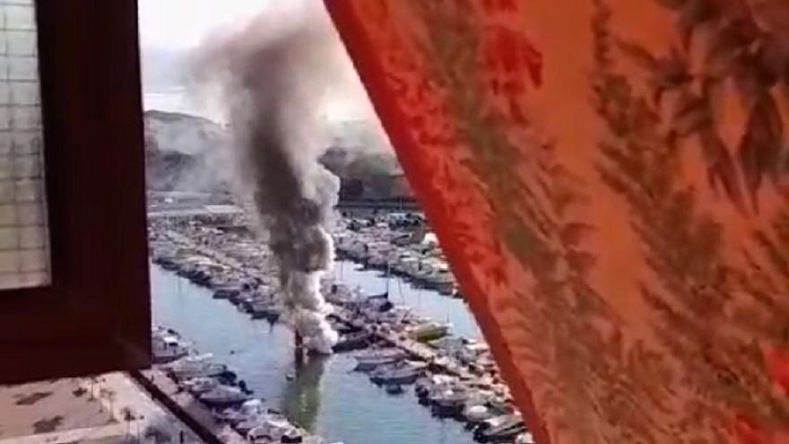 Una explosión en una embarcación amarrada en el Puerto de El Campello ha calcinado al menos un barco