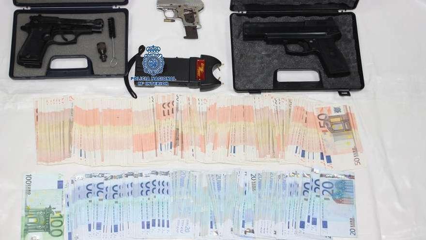 Armas y dinero intervenidos en la última fase de la operación "Zeus". // FdV