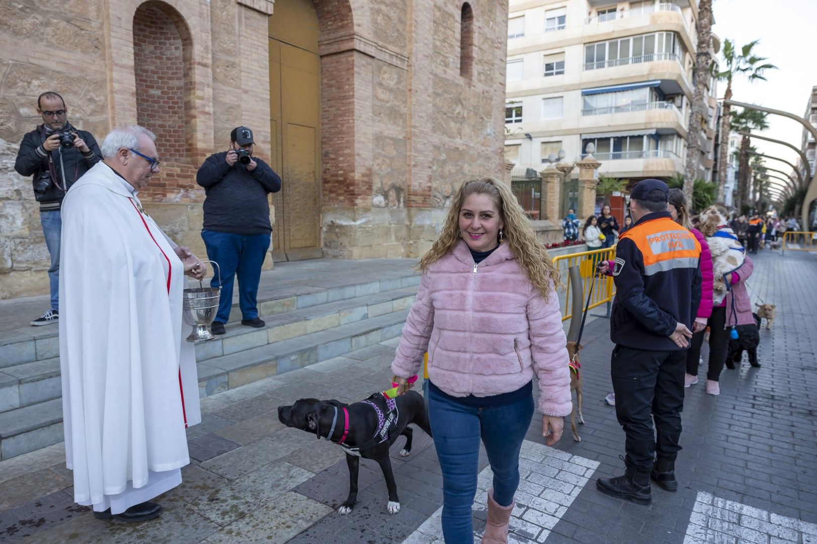 Así han recibicido la bendición perros, gatos y otra fauna doméstica el día de San Antón en Torrevieja