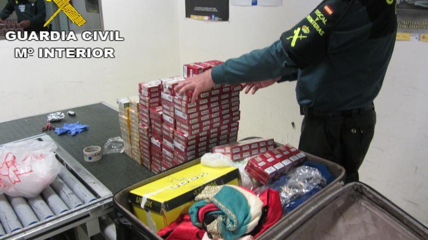 Cajetillas de tabaco intervenidas en el aeropuerto de Manises.