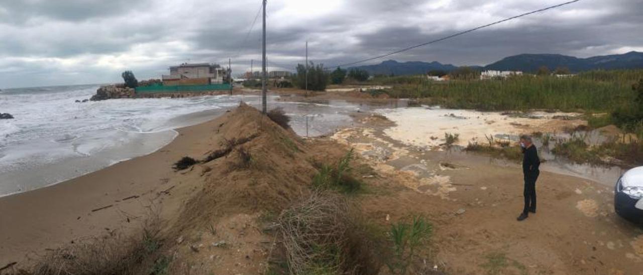 El agua salubre del mar inundaron ayer terrenos agrícolas en El Brosquil de Cullera. | JOAN GIMENO