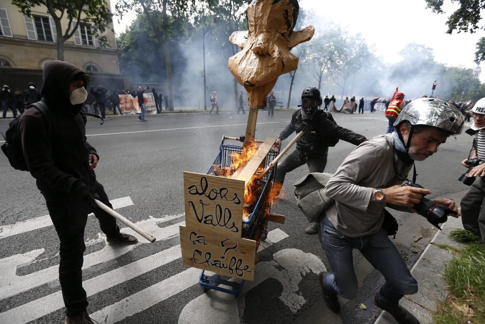 Batalla campal en París por la reforma laboral