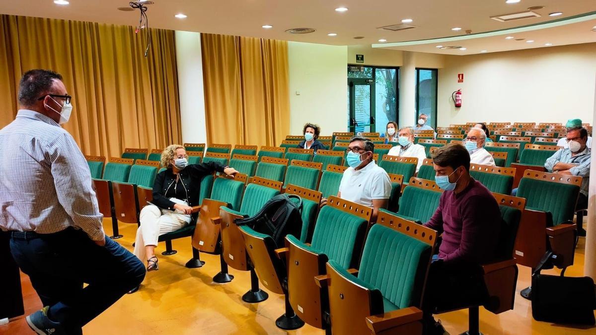 El director del SCS, Conrado Domínguez, en una reunión con trabajadores del Hospital de La Palma