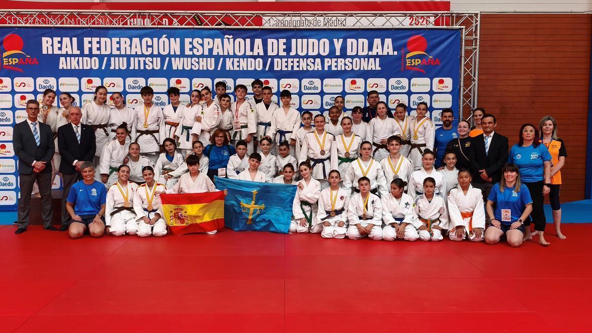 La delegación asturiana en el Nacional de kata posa con técnicos y jueces.