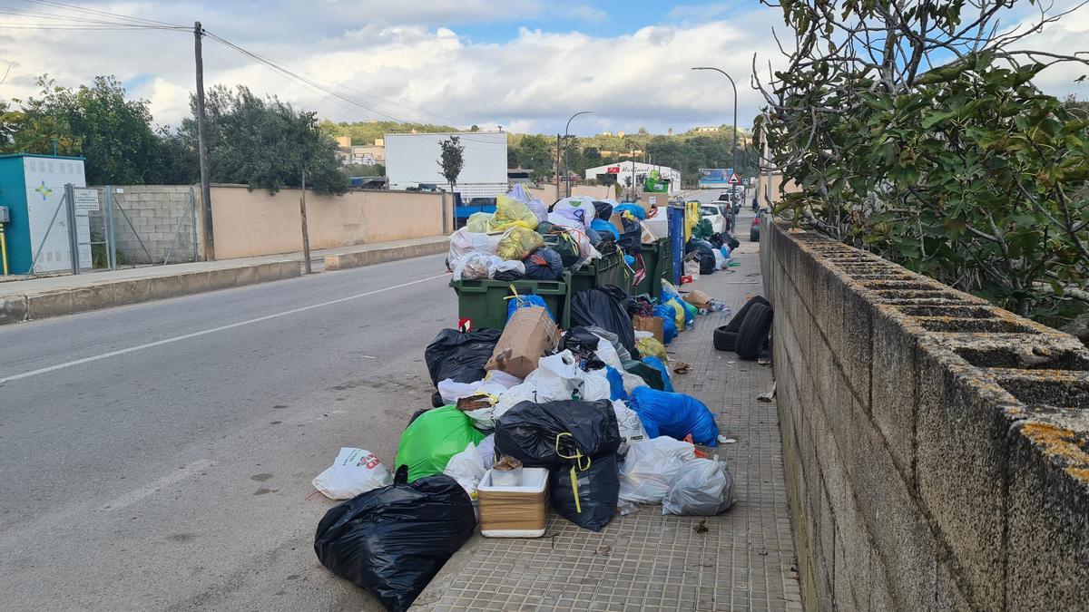 Una calle de Felanitx, durante la huelga de recogida de basuras.