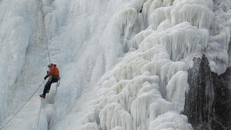 Un escalador ante una pared de hielo