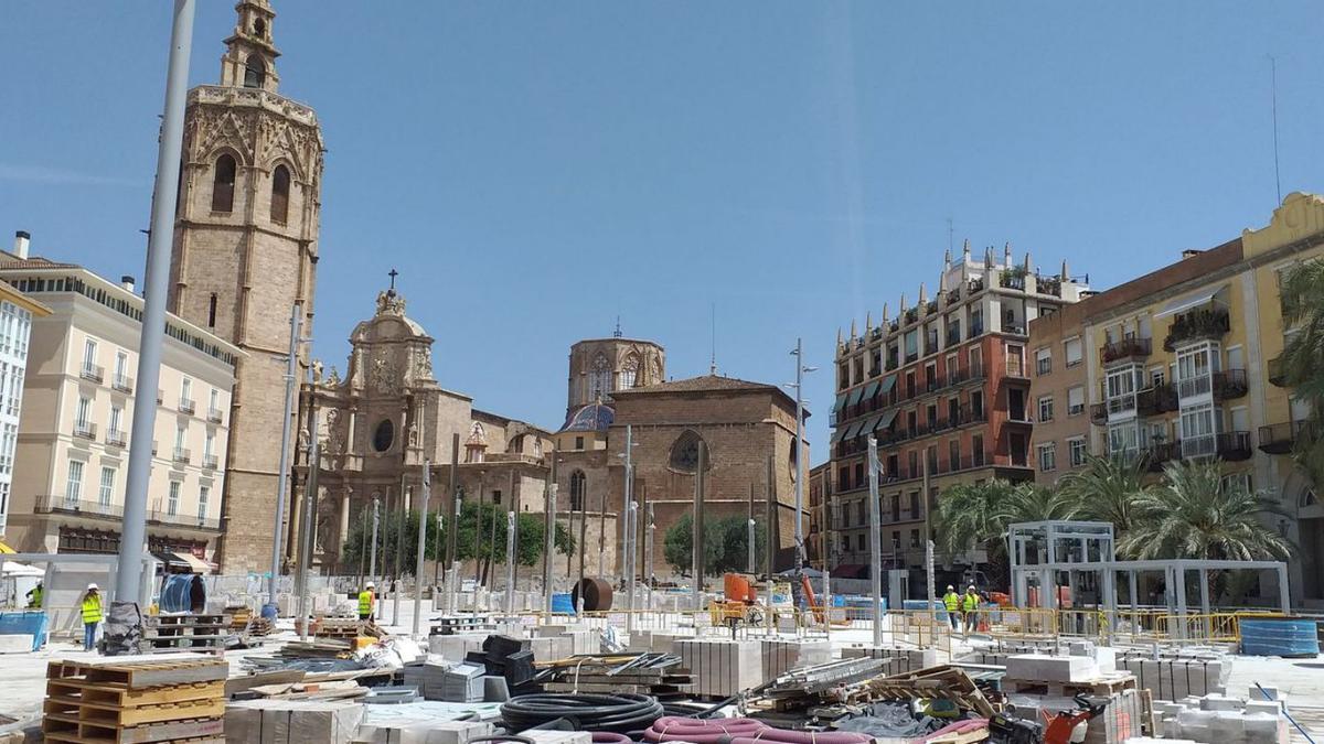 La «nueva» plaza de la Reina tendrá un toldo desmontable, pulverizadores y 900 asientos | FOTOS DE R.L.V.