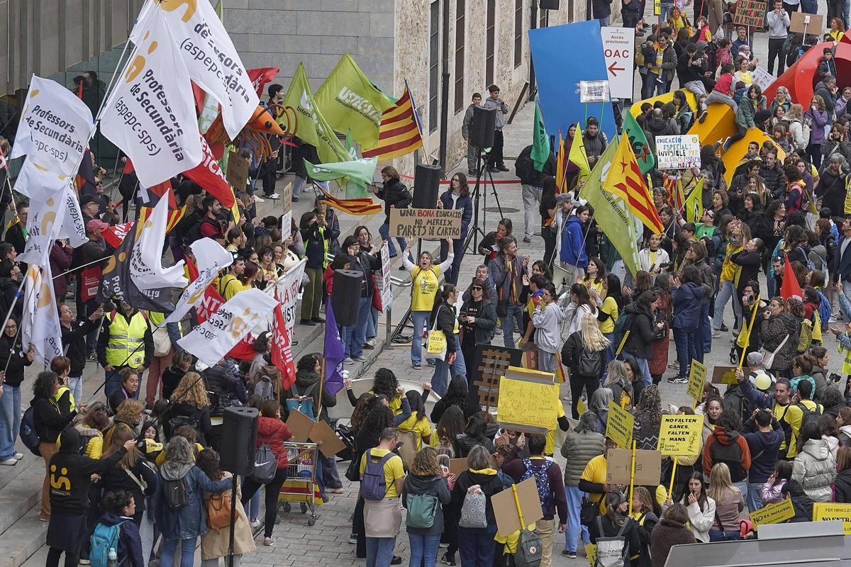 Les imatges de la protesta dels docents davant de la Generalitat a Girona