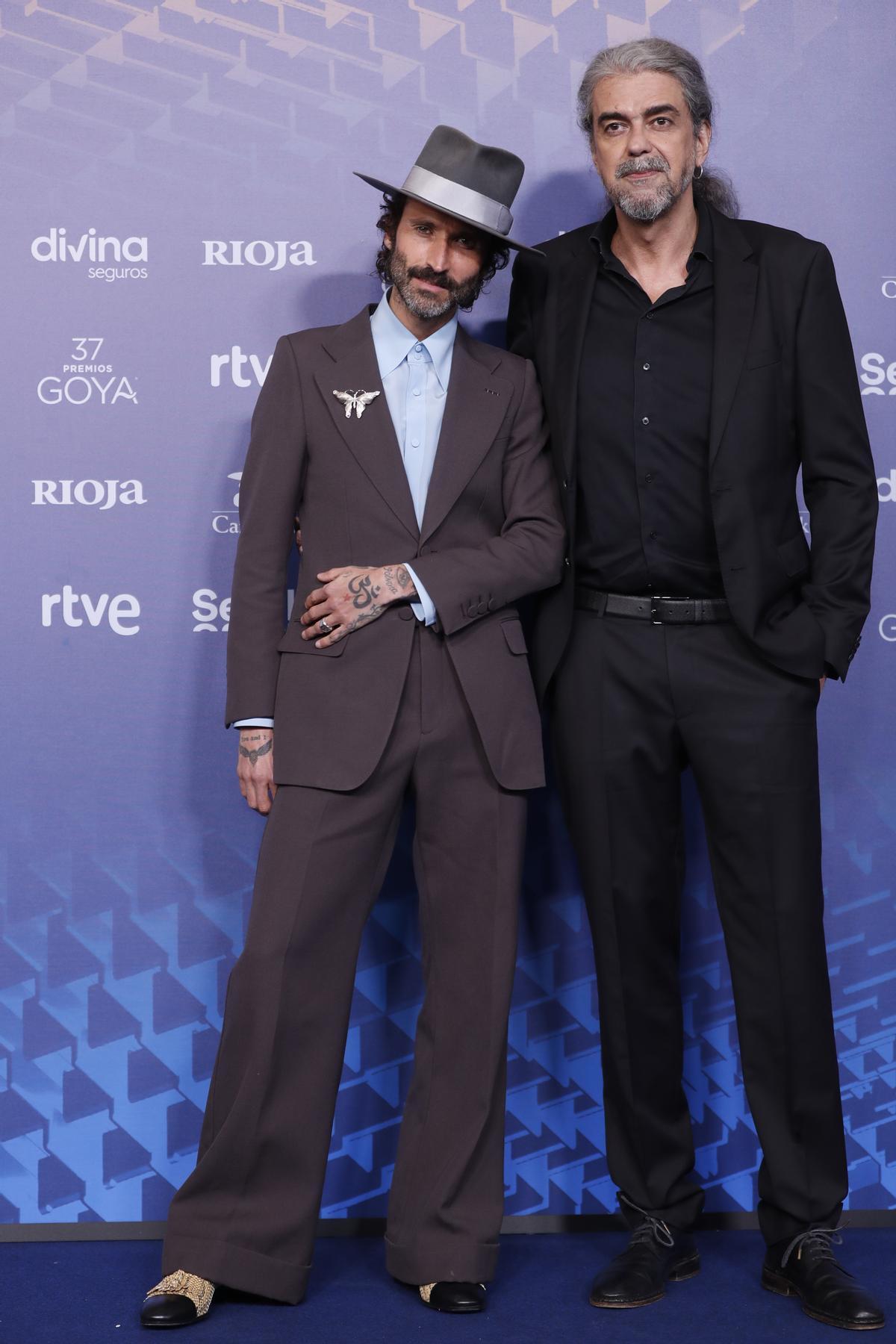 SEVILLA 11/02/2023.- El cantante Leiva (i) y el director de cine Fernando León de Aranoa posan para los medios gráficos en la alfombra roja de la XXXVII Gala de los Premios de la Academia de Cine, los Goya, que se celebra este sábado en el Palacio de Congresos y Exposiciones FIBES de Sevilla. EFE/ Jorge Zapata