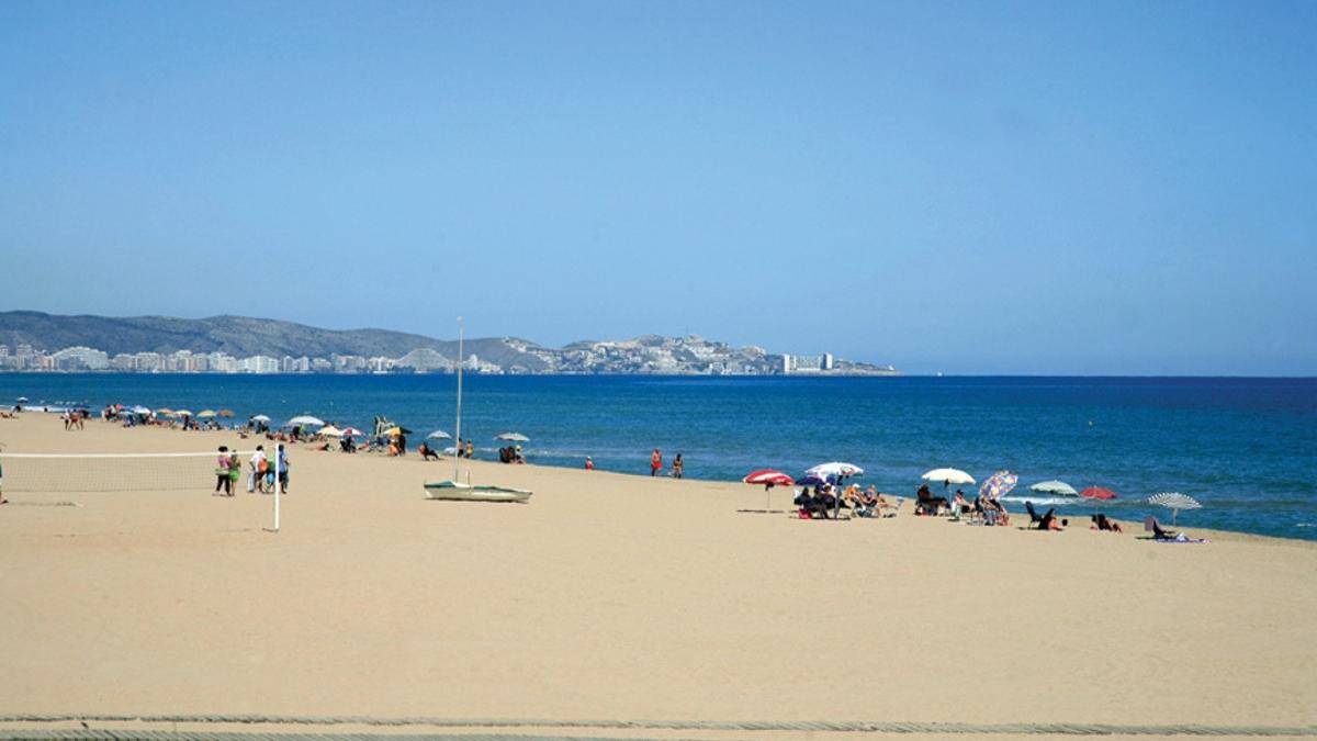 La playa cuenta con dos grandes áreas de juegos infantiles en el Molló y el Nord.