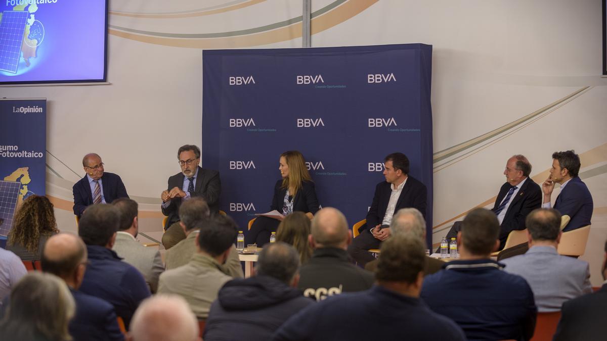 Los participantes en la mesa redonda ‘Un desafío sin precedentes’: José Pérez, Horacio Sánchez, la moderadora Azucena Marín, Elías Gómez, Tomás Martínez y Roberto Carrasco.