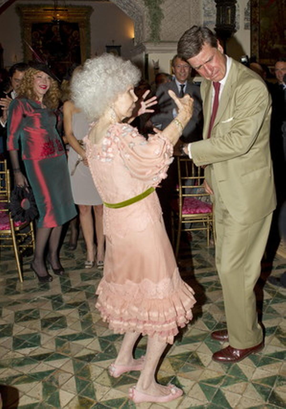 La duquesa de Alba, Cayetana Fitz-James Stuart, baila una sevillana con su hijo Cayetano Martínez de Irujo, tras contraer matrimonio con Alfonso Díez Carabantes, en 2011.