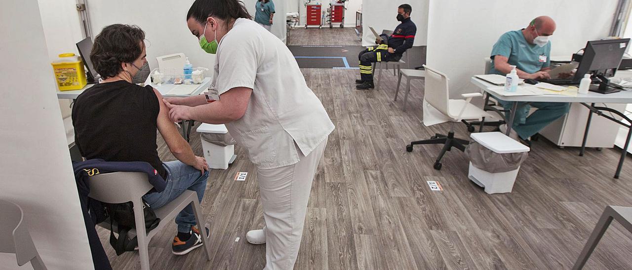El centro de vacunación habilitado en el Hospital General de Alicante.  | ALEX DOMÍNGUEZ