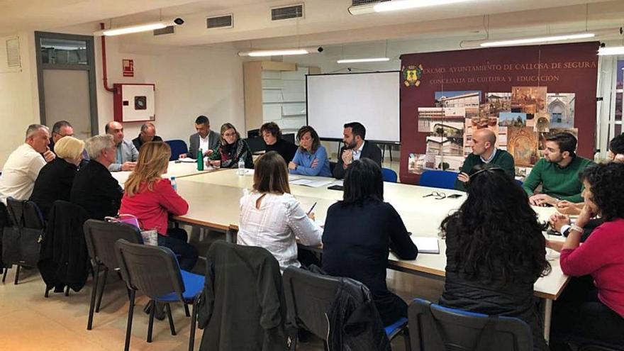 Alcaldes y ediles de la Vega Baja reunidos ayer con los representantes de las Ampas en Callosa.