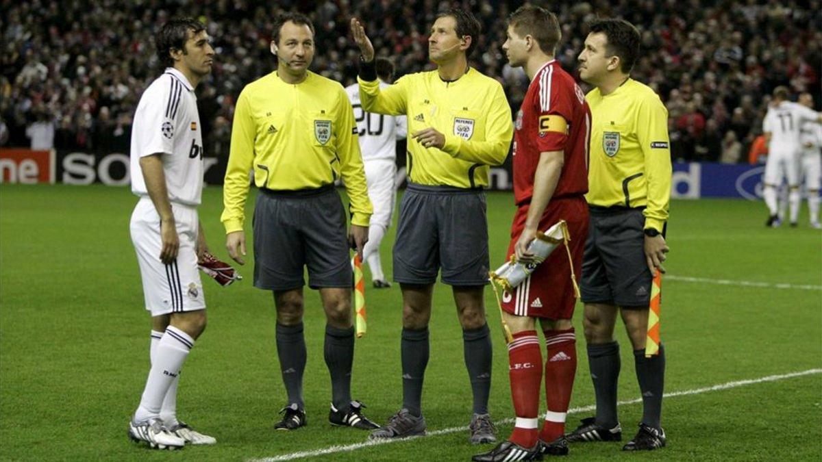 Raúl y Gerrard, en un Liverpool - Real Madrid (2009)