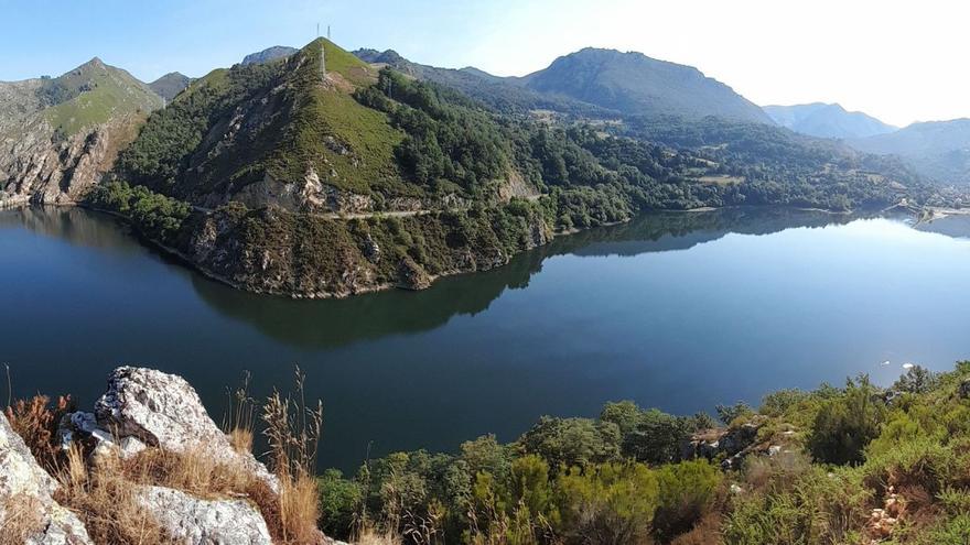 El pantanu de Rusecu, cola depuradora d'agua na parte esquierda y la capital del conceyu coyán, a la derecha de la imaxe. | L. M. D.