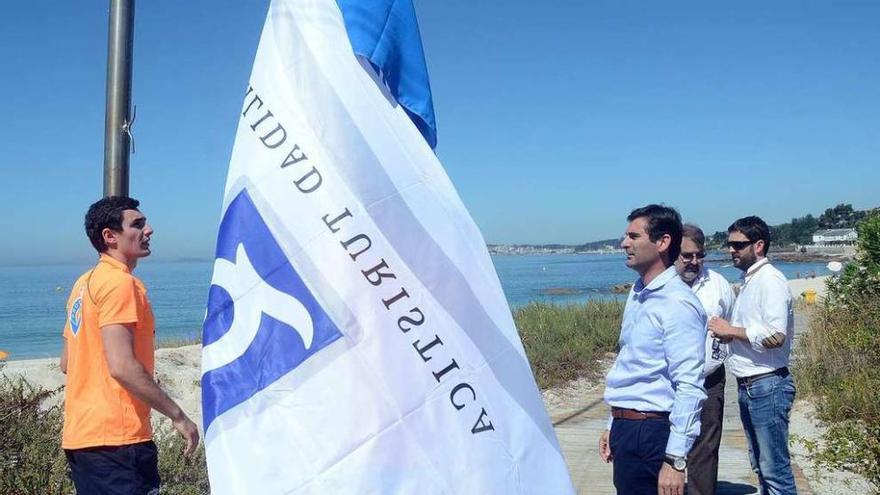 El alcalde, Gonzalo Pita, en el izado de las banderas Azul y Q de Calidad en Areas el pasado año. // R.V.