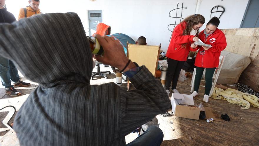 Cruz Roja Elche hace entrega de una cesta navideña y un kit para combatir el frío para las personas sin hogar de Elche