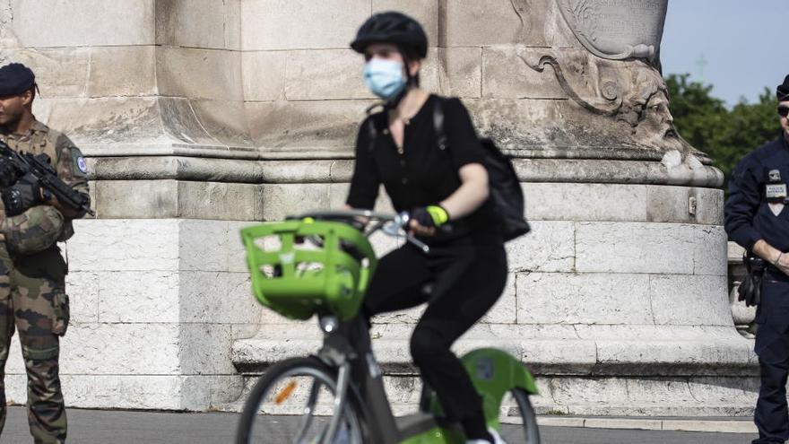 Un ciclista en París.