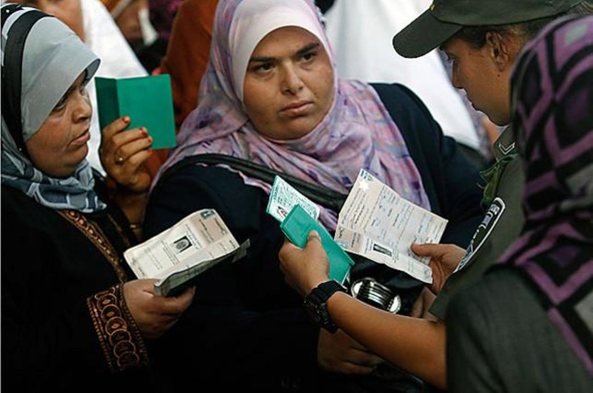 Dones palestines de camí a la mesquita de Jerusalem per al Ramadà fan cua per mostrar la seva identificació, en un control israelià a Betlem.