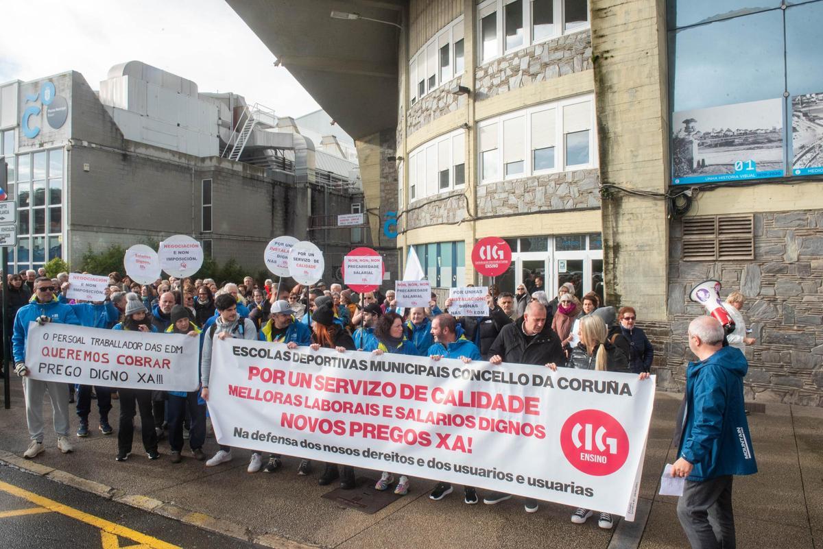 Manifestación en el Palacio de los Deportes del personal de las Escuelas Deportivas