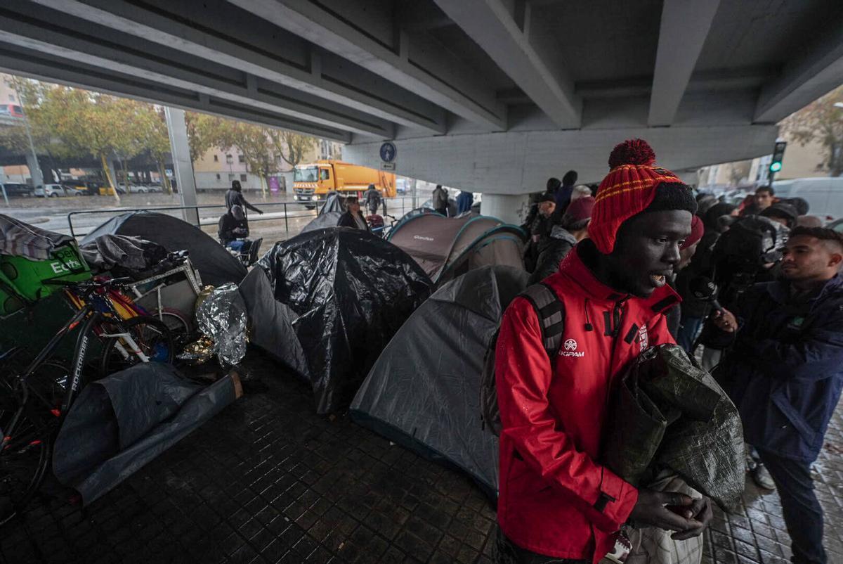 Los desalojados del B9 acampan bajo el puente de la C-31 en Badalona para protegerse de las lluvias intensas Los desalojados del B9 acampan bajo el puente de la C-31 en Badalona para protegerse de las lluvias intensas