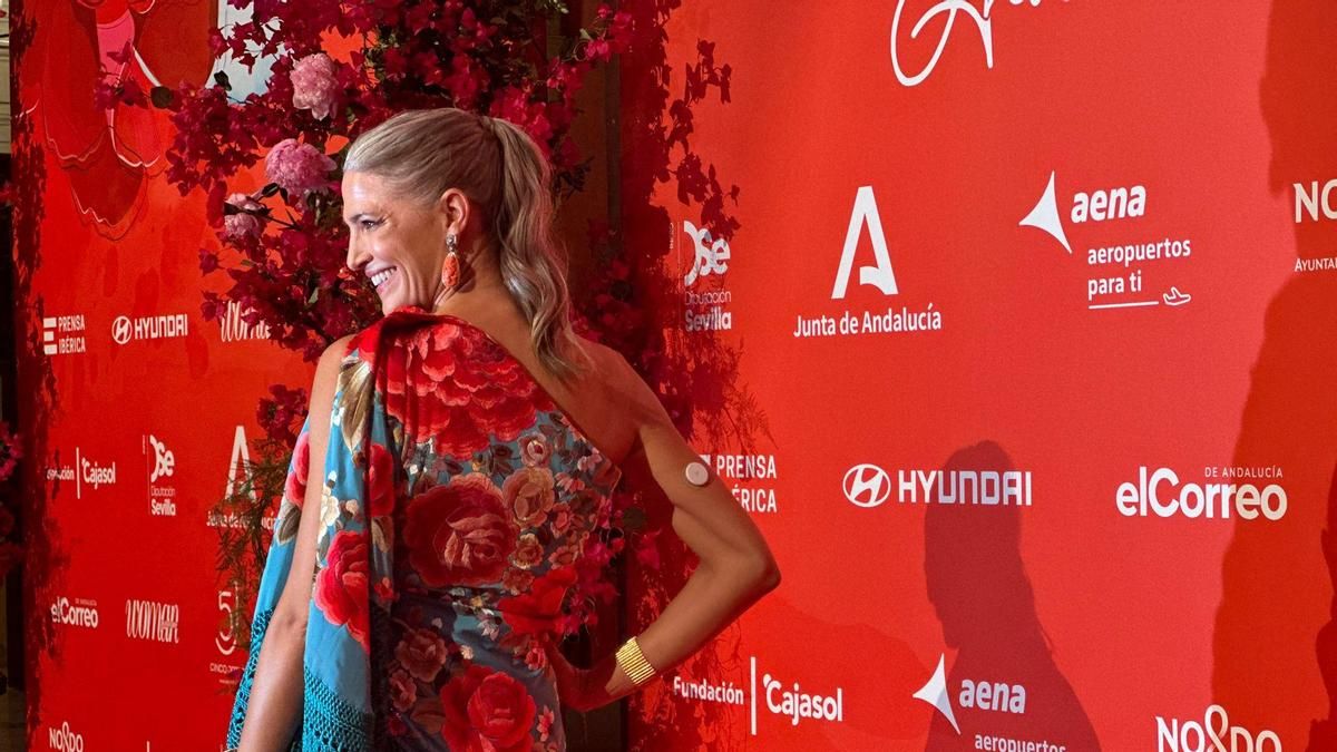 La modelo Laura Sánchez posa con un mantón de manila adpatado a vestido en la alfombra roja de los Premios Woman Andalucía.