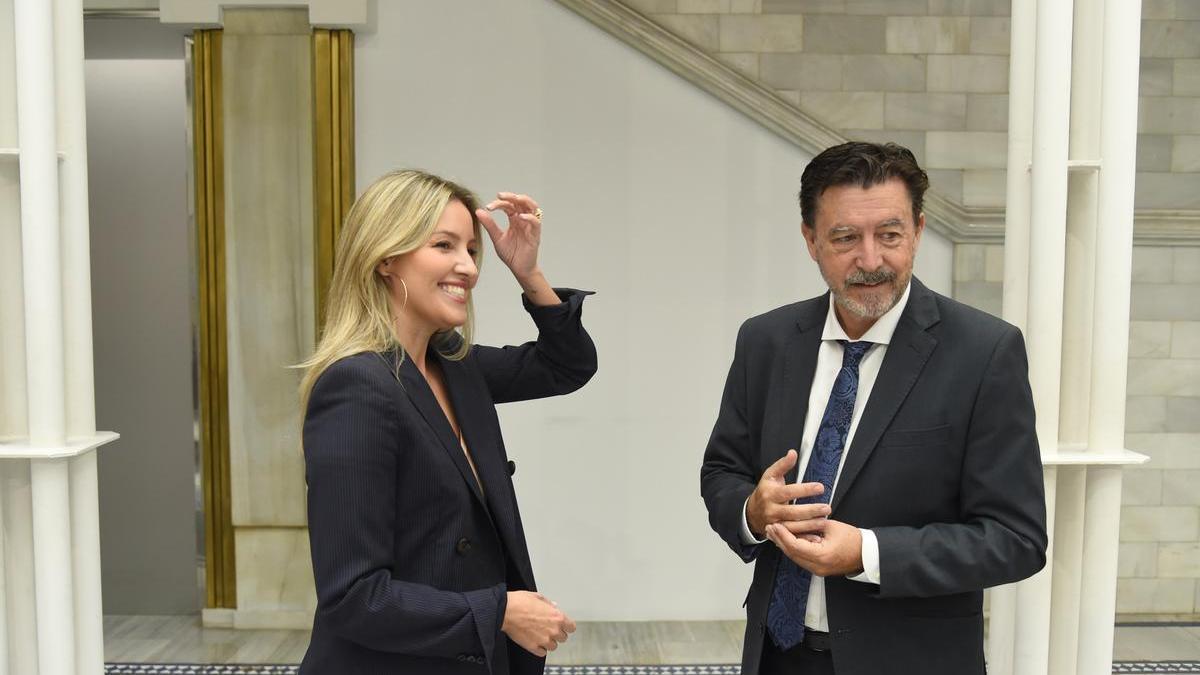 Ana Martínez Vidal y Juan José Molina, en la Asamblea Regional.