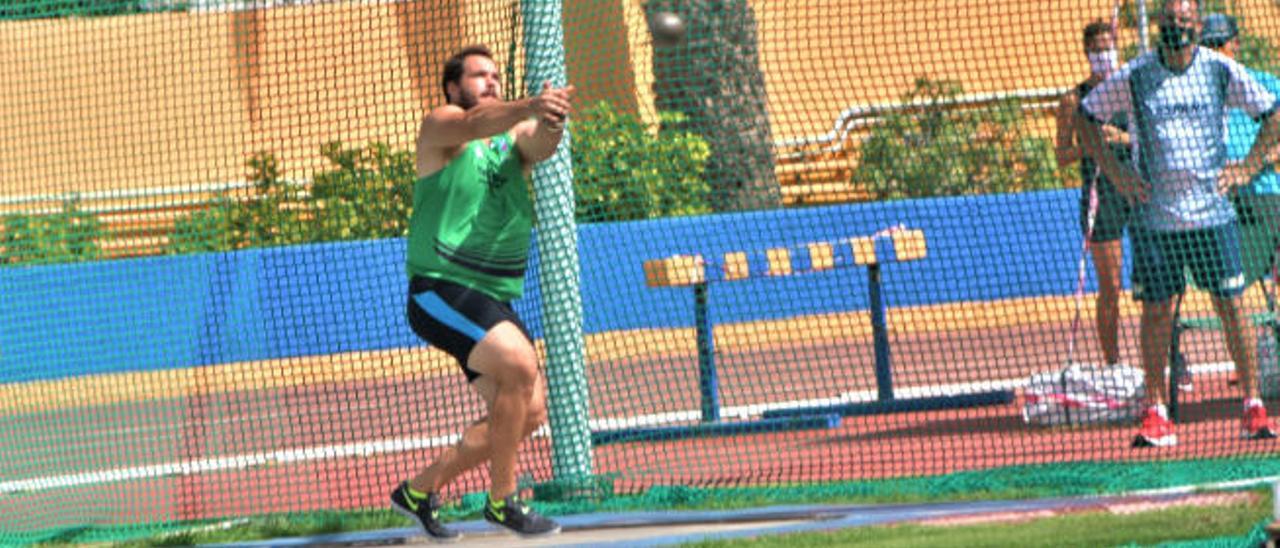 Cienfuegos realiza un lanzamiento en la Ciudad Deportiva Gran Canaria.