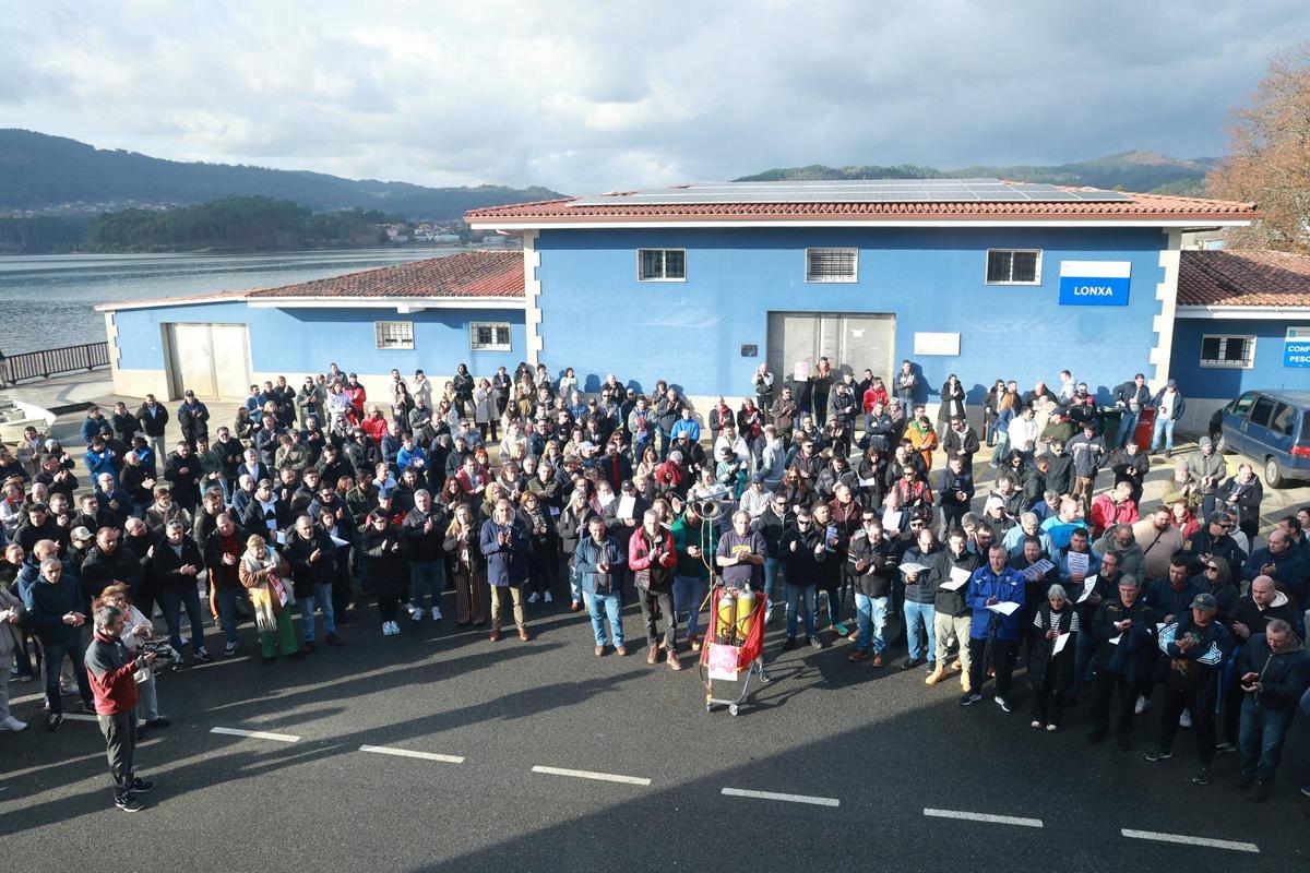 La concentración de la pesca de la provincia de Pontevedra en Arcade, este lunes.