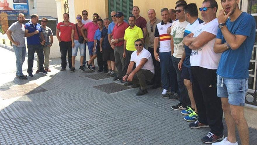 Numerosos pescadores se volvieron a reunir ante la sede del Gobierno central en Málaga.