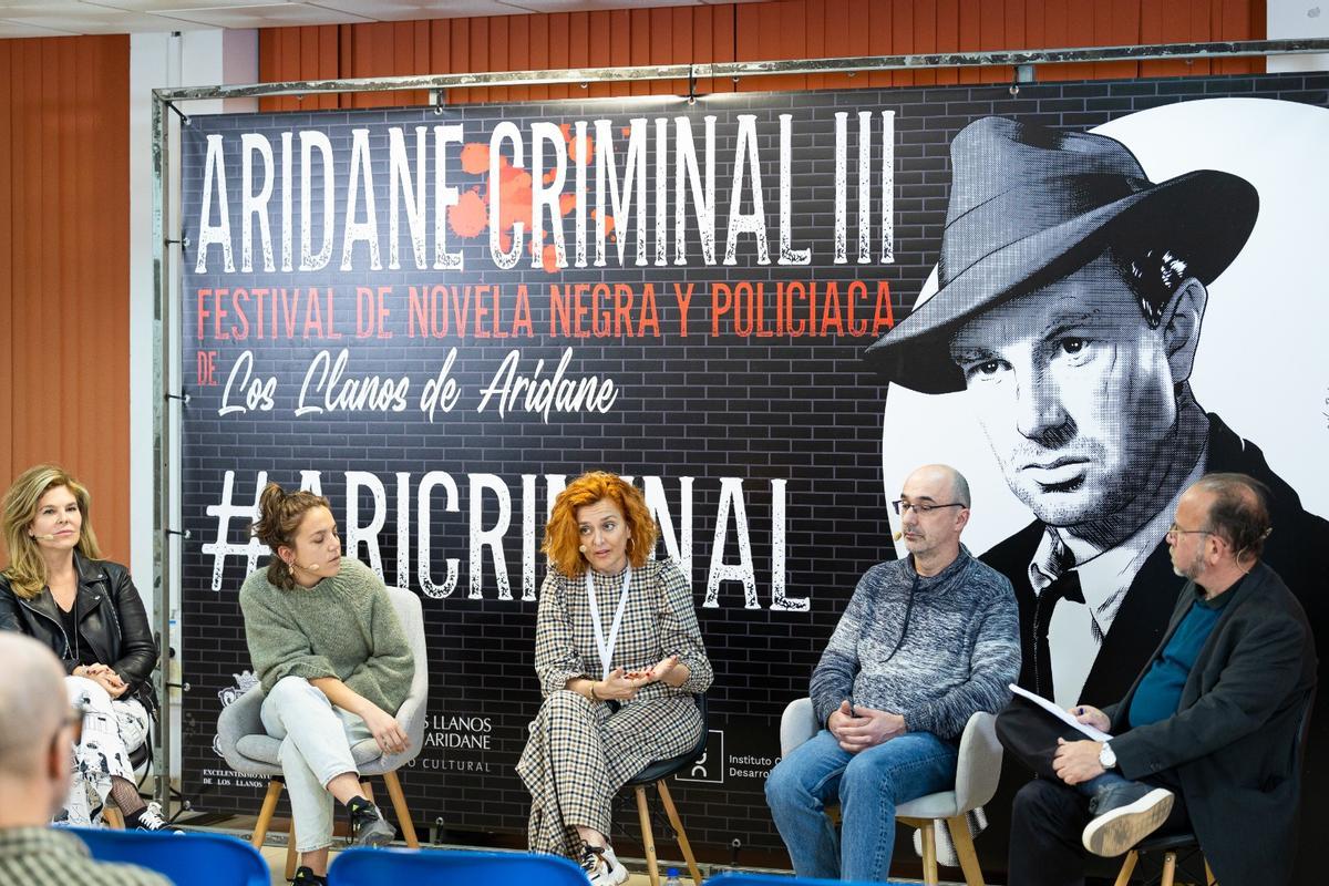 Los escritores Valeria Correa, Núria Bendicho, Marta Prieto y Javier Díez, con el periodista Eduardo García Rojas, en el Festival Aridane Criminal.