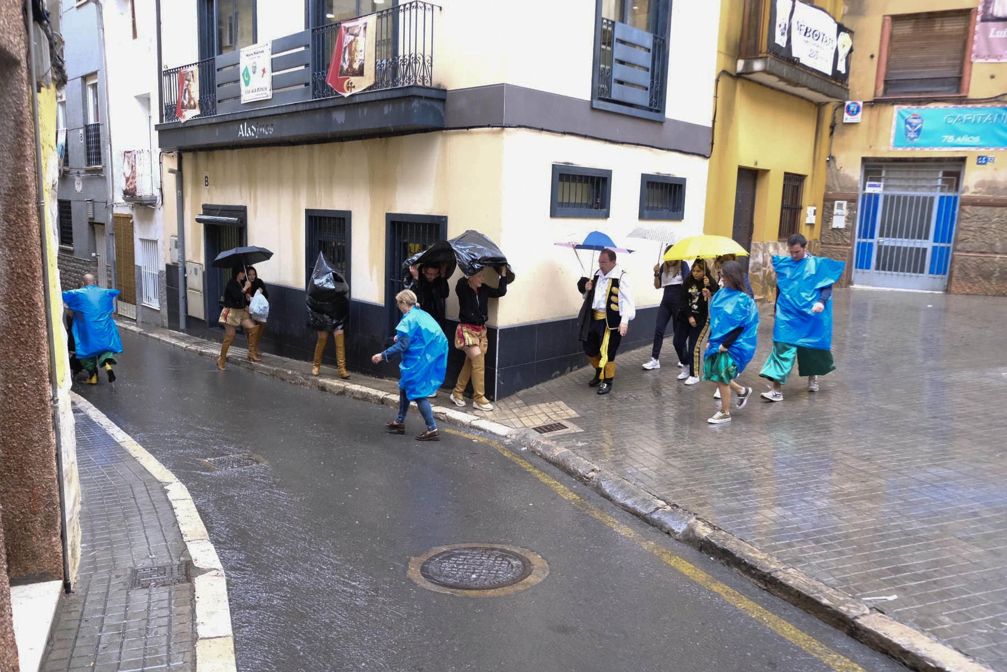 La tormenta en Petrer obliga a cobijarse a los festeros en plenas fiestas de Moros y Cristianos