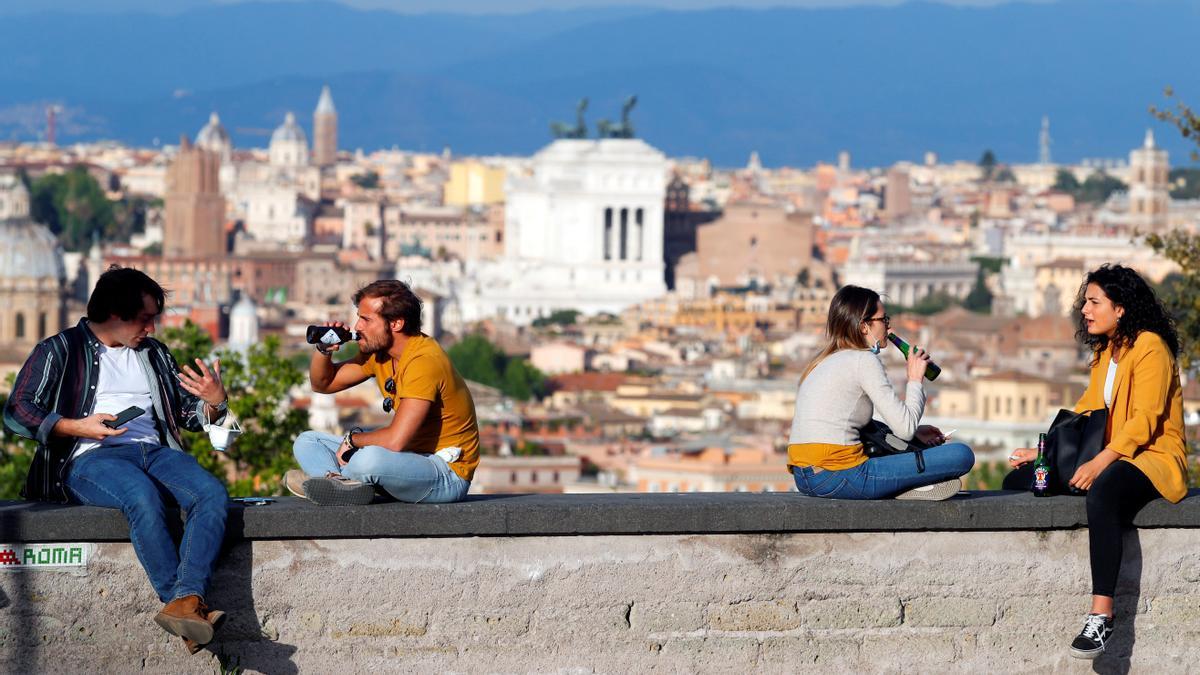 Jóvenes en un mirador de Roma.