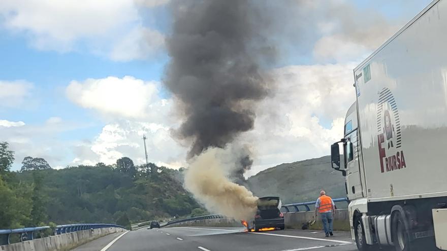 Arde por completo un coche que circulaba por la A-52 en A Cañiza