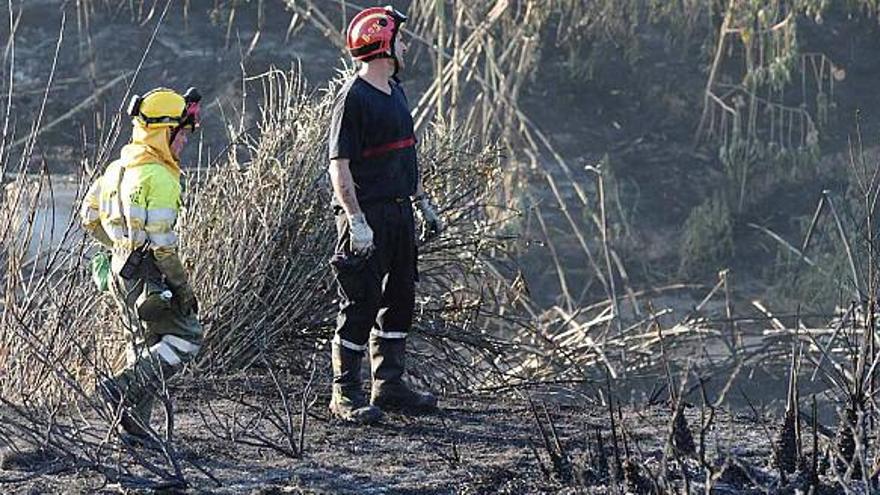 Imagen del incendio del lunes en Orihuela Costa que movilizó a todos los efectivos de la comarca y obligó a reforzar con otros parques.