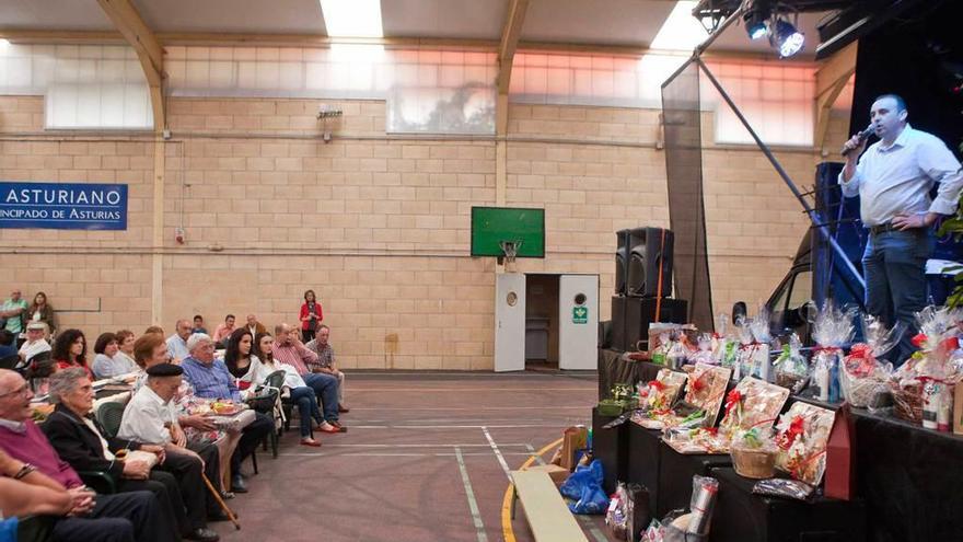 Tomás Cueria, en su intervención, ayer, en la fiesta de homenaje a los mayores del concejo.