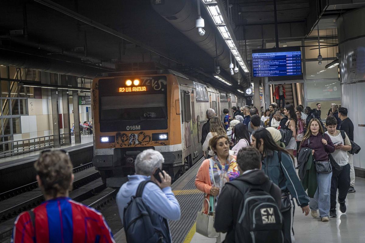 Barcelona 26/10/2025 Barcelona. Foto de pantallas en una estación de Rodalies. sANTS ESTACIÓ. tEMA RODALÍES, retrasos, trenes... AUTOR: MANU MITRU